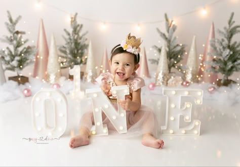 Snowflake Cake Smash Photoshoot, Winter Onederland First Birthday Pictures, Winter Onederland First Birthday Photoshoot, Winter Onederland Picture Ideas, 1st Birthday Photoshoot Christmas, White Winter Onederland Party, Winter Onederland Smash Cake Photos, Winter Onederland First Birthday Outfit, First Birthday Christmas Photoshoot