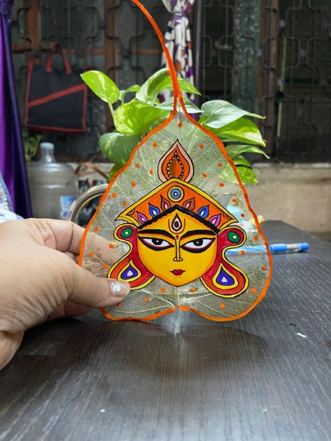 Peepal Leaf, Leaf Paintings, Leaf Art Diy, Flower Vase Crafts, Durga Ma, Figure Sketches, Easy Cartoon, Leaf Skeleton, Easy Rangoli Designs Diwali