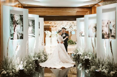 Photo Gallery Decoration Wedding, Wedding Decorations Entrance, White Outdoor Wedding, Dekorasi Pernikahan Modern Wedding Decorations, Foyer Wedding Decor Entrance, Photo Stand Wedding, Wedding Foyer Decoration Entrance, Gallery Wedding Decor, Photo Gallery Wedding Entrance