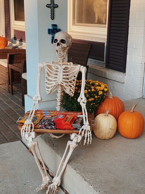 Outdoor Trick Or Treat Table, Handing Out Candy Halloween, Halloween Candy Porch Ideas, Outdoor Halloween Candy Bowl, Trick Or Treat Decor, Halloween Candy Bag Ideas For Trick Or Treaters, Trick Or Treat House Ideas, Cute Trick Or Treat Ideas, Halloween Candy Bowl On Porch