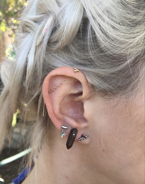 Layering Earrings, Industrial Earrings, Industrial Piercing Jewelry, Chain Layering, Ear Art, Cool Ear Piercings, Earrings Aesthetic, Industrial Piercing, Thread Earrings