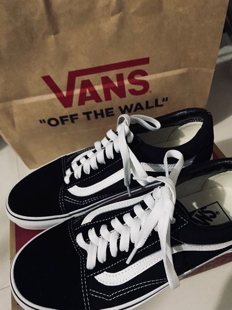 #vansoldskool Old Skool Aesthetic, Vans Old Skool Aesthetic, Old Skool Vans, Hype Shoes, Vans Off The Wall, Shoe Lover, Vans Old Skool, Vans Old Skool Sneaker, Old Skool