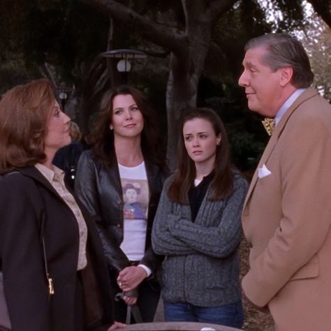 giomore family | gilmore girls | season 3 Gilmore Girls Cast, Watch Gilmore Girls, The Gilmore, Gilmore Girls Seasons, Movie Shots, Fast Times, Gilmore Girls, Season 3, Tv Shows