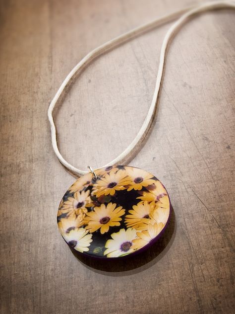 DIY floral necklace - using a dollar store seed packet Diy Seed Packets, Easy Necklace, Mod Podge Crafts, Daisy Pendant, Pendant Tutorial, Easy Jewelry, Favorite Flower, Seed Packets, Floral Necklace