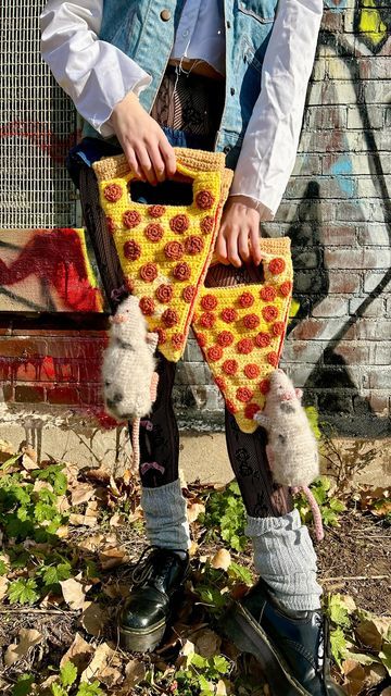 Crochet On The Go Bag, Funny Crochet Bag, Rat Ideas, Pizza Crochet, Rat Crochet, Crochet Rat, Knitting Bag, Pizza Clothes, Crochet Mushroom