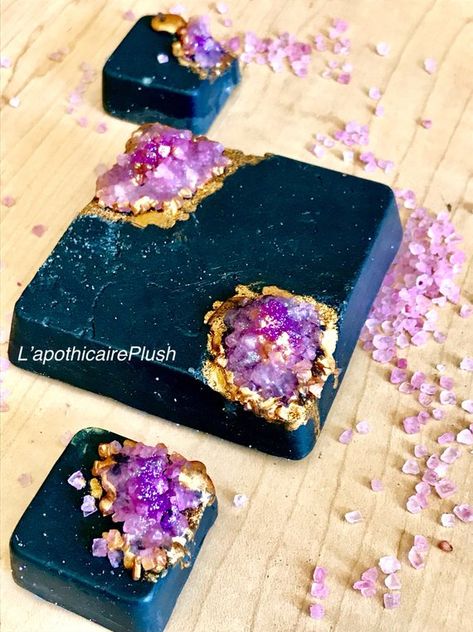 💎Black Geode Soap💎 Handcrafted and Hand Painted Net Weight 6 oz Thoughtfully made with Goats Milk, Argan Oil, Activated Charcoal, Pink Himalayan Sea Salt, Hydrolyzed Silk, Oat Protein & Vitamin E. Organic Oils- Coconut, Olive, Hemp, Sweet Almond and Palm Kernel. Use the arrow Geode Soap Diy, Bath Soap Homemade, Geode Soap, Soap Party Favors, Diy Soap Recipe, Geode Wedding, Crystal Soap, Himalayan Sea Salt, Orange Candle