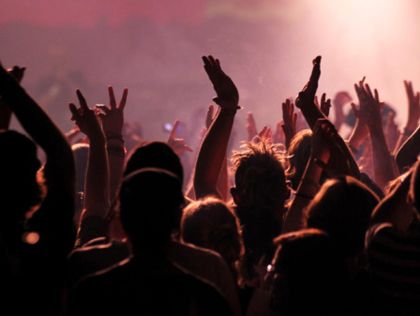 Nightlife & Music Under 21, Dance Club Dance Party Games, Concert Crowd, Cheap Date Ideas, Summer Music Festivals, Adult Party Games, Dance Club, Country Concerts, Music Venue, Best Dance