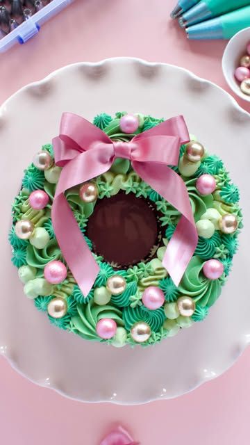 Mandy Hudec on Instagram: "Wreath cake tutorial! I’ve been a wee bit behind on Christmas baking this year but my friends @theofficial_kootek had me covered and sent the loveliest decorating kit to get me started #ad   I used the Kootek turntable and piping tips T17, T05, T02, T01 & K38 paired with the reusable piping bags to creative this festive treat!   #cake #cakedecorating #wreathcake #christmasbaking #christmascake #holidaybaking #cakesofinstagram #festivetreats #wreath #bowmankitchen #christmas #bakingideas" Pull Apart Cupcake Christmas Wreath, Wreath Cake Christmas, Christmas Wreath Cupcakes, Christmas Bundt Cake Decoration, Pull Apart Wreath, Christmas Wreath Dessert, Bundt Cake Decorations, Christmas Wreath Cake, Cupcake Wreath