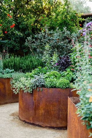 Vertical Herb Garden, Small Backyard Ideas, Small Backyard Gardens, Gardening Plants, Have Inspiration, Modern Cottage, Native Garden, Metal Planters, Vegetable Garden Design