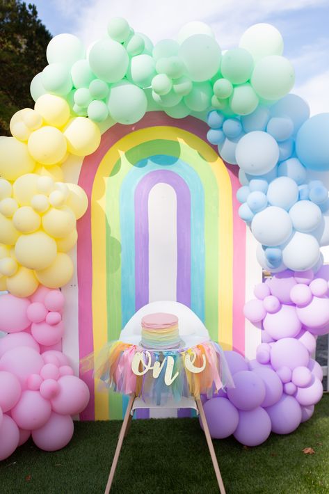 Rainbow Balloon Decorations For Birthday, Rainbow Themed Birthday Party Backdrops, Rainbow Theme Backdrop, Rainbow Backdrop Diy, Rainbow Theme Decorations, Rainbow Themed Birthday Party Decorations, Rainbow Balloon Decorations, Rainbow Birthday Party Backdrop, Rainbow Balloon Wall