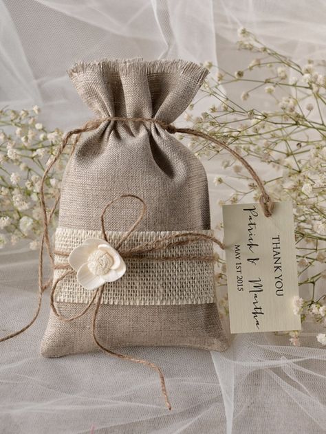 Burlap Wedding Favor Bags, Burlap Wedding Favors, Unusual Wedding Gifts, Favor Bags Wedding, Wedding Favor Ideas, Wedding Favors Fall, Handmade Wedding Invitations, Rustic Wedding Favors, Favors Diy