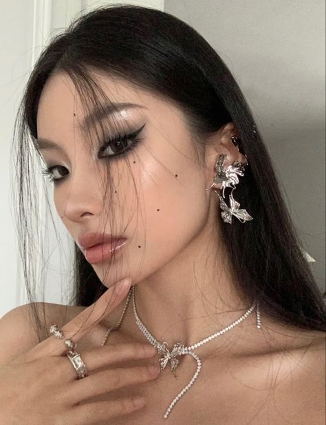 Dark Ethereal Makeup, Xiaohongshu Makeup, Badass Girl, Dark Eye Makeup, Chinese Makeup, Ethereal Makeup, Diy Lips, Black Makeup, Fancy Makeup