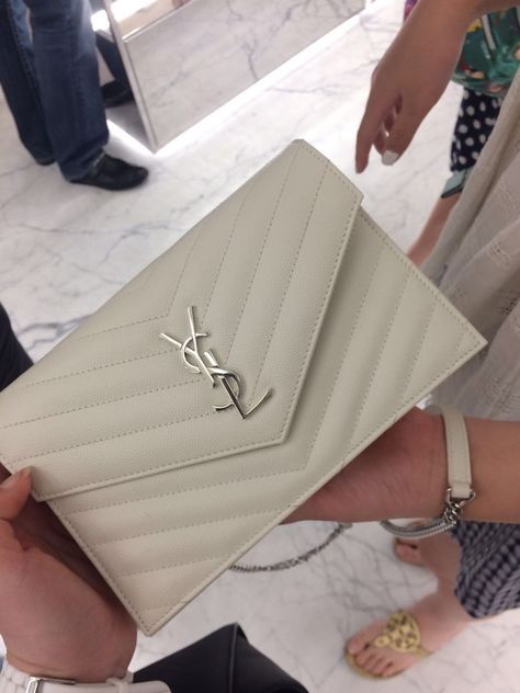 YSL Woc in white Wallet On Chain Outfit, Ysl Woc, Ysl Envelope Bag, Ysl Outfit, La Girl Aesthetic, Ysl Wallet On Chain, Chain Outfit, Ysl Clutch, Ysl Wallet