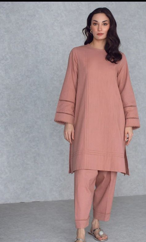 Winter Kurta Style For Women, Dress Design For Women Pakistani, Solid Suit Designs Pakistani, 2024 Pakistani Fashion, Shirt Design For Women Pakistani, Plane Suit Designs, New Latest Kurti Design, Simple Suit Designs, Kurti Neck Design