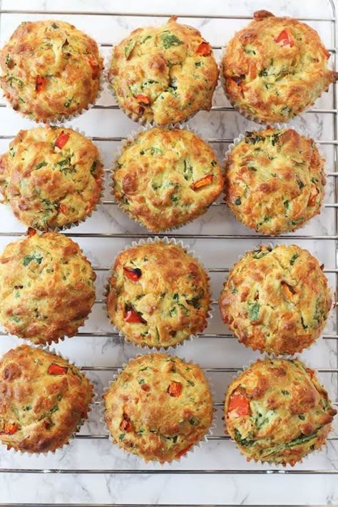 Muffins salados ¡verduras a prueba de peques! | PequeOcio | Bloglovin’ Lunchbox Muffins, Fresh Spinach Recipes, Savoury Muffins, Healthy Afternoon Snacks, Spinach Cheese, Savory Muffins, Family Lunch, Easy Healthy Lunches, Fussy Eaters