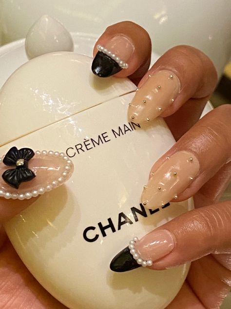 Old money aesthetic chic french girl nails paris parisian mails pearl nails French Girl Nails, Spring Nail 2023, Nail 2023 Spring, Spring Nails Inspiration, Spring Nails 2023, Pearl Nail Art, Nail 2023, Paris Nails, Girls Nail Designs