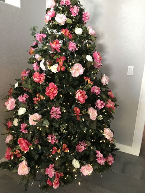 Flower Themed Christmas Tree, Flower Decorated Christmas Tree, Christmas Tree Flower Decorations, Floral Christmas Tree Ideas, Flower Xmas Tree, Christmas Tree With Flowers, Spring Christmas Tree, Roses Christmas Tree, Flower Christma Tree