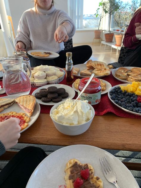 Breakfast With Bestie, Making Breakfast With Friends Aesthetic, Brunch With Friends Aesthetic, Lunch Aesthetic Restaurant Friends, Friend Brunch Aesthetic, Sleepover Food, Fair Food Recipes, Food Is Fuel, Wine And Dine