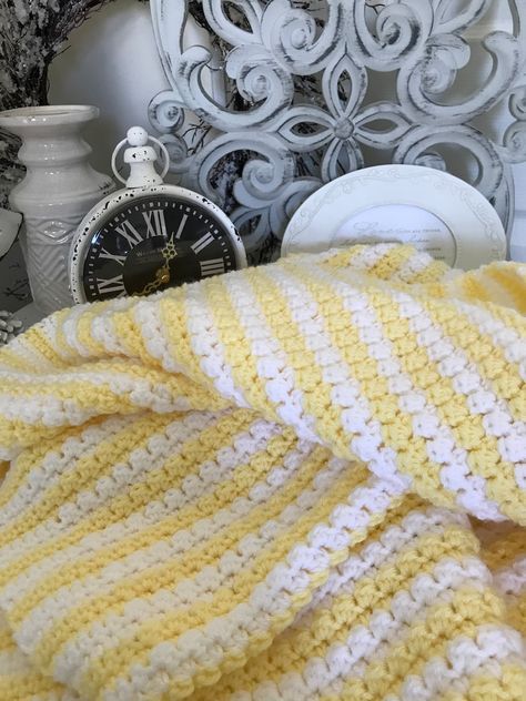 Yellow Baby Blanket, Yellow Crib, Neutral Baby Blankets, Gender Neutral Baby Blanket, White Baby Blanket, Baby Blanket Ideas, Baby Boy Nursery Ideas, Wool Ideas