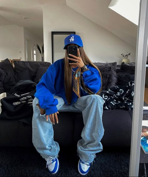 Cool Street Style Women, How To Style Blue Sweater, Women’s Streetwear, Blue Style Aesthetic, Blue Style Outfit, Swag Outfits For Women, Blue Shoes Outfit, Blue Outfit Ideas, All Blue Outfit