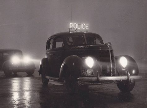 1939 - Chicago police car. The police installed neon signs to allow better visibility in fog and rain. These squad cars were “pace vehicles,” allowing other drivers to judge their speed based on how fast the police were traveling. 1930 Aesthetic, 1930s Aesthetic, Chicago Police, Neon Noir, Police Patrol, Chicago Photos, The Windy City, Police Car, Us Cars