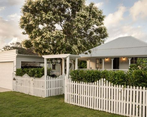 A bright and breezy beach house in Newcastle, NSW Queenslander Homes Exterior, Queenslander Renovation, Brisbane Lions, Victorian Exterior, Outdoor Renovation, Hygge Style, Timber Fencing, Homes To Love, Marble Home