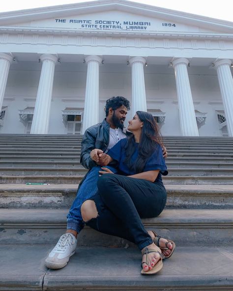 Asiatic Library Mumbai Pre Wedding, Pre Wedding Mumbai, Mumbai Pre Wedding Shoot, Asiatic Library Mumbai, South Bombay, Vintage Location, Marine Drive Mumbai, Photography Reference, Pre Wedding Photoshoot Props