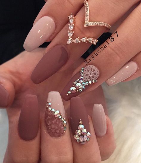 Combination of matte and shiny colors on nails is very popular, and rhinestones make it glamorous. This Earth colors – nude and darker red, are my favorite. Jojo Album, Diamond Nail Art Design, Mauve Nail Polish, Cute Easy Nail Designs, Mauve Nails, Diamond Nail Art, Cute Simple Nails, Makeup Hairstyle, Dark Nails