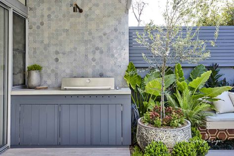 A Practical Outdoor Living Space 2 - Home Decorating Trends - Homedit Modern Surf Shack, Bamboo Roof, Outdoor Bbq Area, Outdoor Kitchen Cabinets, Outdoor Bbq Kitchen, Outdoor Kitchen Appliances, Interior Vintage, Bbq Kitchen, Bbq Area