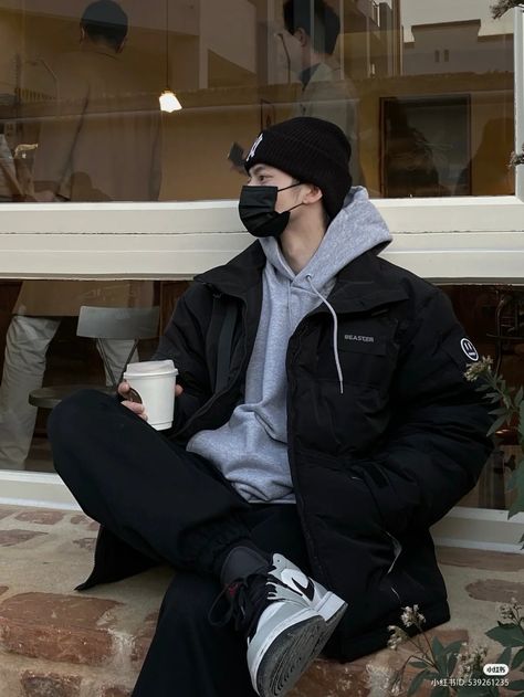 Korean Winter Clothes Men, Mens Fashion Autumn 2022, Korean Athletic Fashion Men, Streetwear Korean Men, Guys Winter Outfits Aesthetic, Streetwear Men Outfits Korean, Korean Outfit Men Winter, Dark Color Outfits Men, Korean Men’s Streetwear