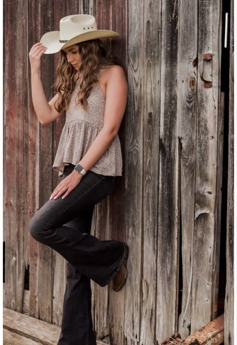 Western Senior Pictures Outfit, Cowgirl Senior Pictures, Western Photo Shoots, Spring Senior Pictures, Cowgirl Photoshoot, Cute Senior Pictures, Senior Photoshoot Poses, Cowgirl Photo, Western Photoshoot