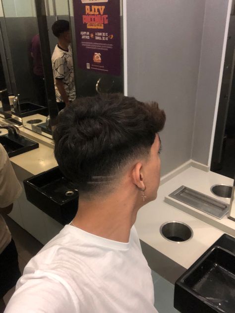 Tape Fade, Low Fade Em V, Taper Fade Long Hair, Taper Fade Short Hair, Fade Haircut Curly Hair, Young Men Haircuts, Men Fade Haircut Short, Fade Haircut Styles, Mens Haircuts Short Hair