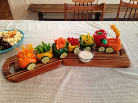 Veggie train - made from peppers, carrots, cucumbers, and cherry ... Veggies Tray, Veggie Train, Baby Shower Fruit, Charcuterie Ideas, Novel Ideas, Creative Food Art, Kids Party Food, Train Birthday, Veggie Tray