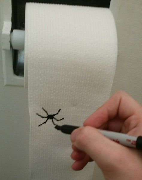 You can give them a scare when they reach for the toilet paper, too. | 23 Fun Ways To Scare Your Kids This Halloween Läskig Halloween, April Fools Pranks, Halloween Fest, Hallowen Ideas, Casa Halloween, Adornos Halloween, Halloween 2015, April Fools Day, Theme Halloween