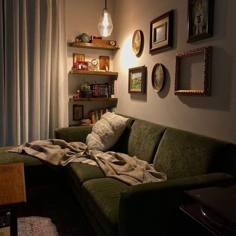 Small Cozy Living Room Aesthetic, Green Couch Mid Century Modern, Cozy Living Room Green Couch, Cottage Core Apartment Aesthetic, Mid Century Cottage Core, Cottage Core Couch, Cozy Apartment Aesthetic Living Room, Antique Apartment Decor, No Tv Living Room