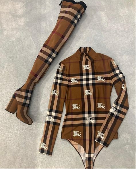 Burberry Tights Outfit, Burberry Boots Outfit, Burberry Socks, Old Lady Fashion, Sock Boots Outfit, Runway Photoshoot, Fly Clothing, Burberry Boots, Burberry Print