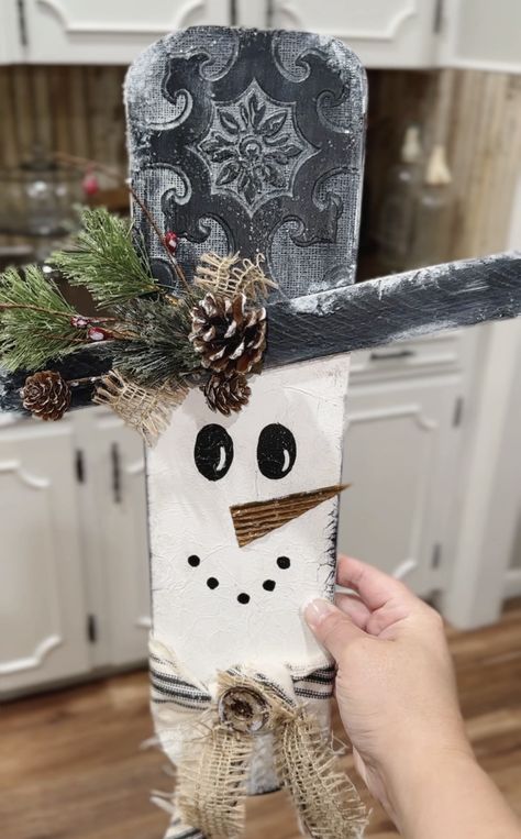 Painted Fan Blades, Ceiling Fan Crafts, Fan Blade Art, Ceiling Fan Art, Corrugated Card, Painted Fan, Wood Snowman, Barn Wood Crafts, Ceiling Fan Blades