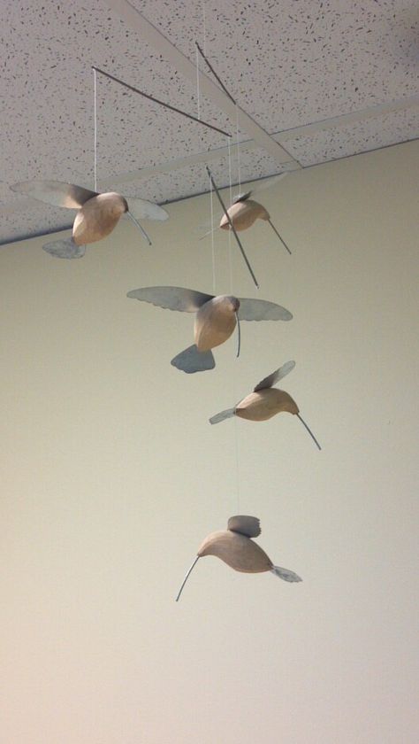 These were hanging in the ceiling at my doctor's office. Humming bird mobile...the bodies are wooden and the wings beak and tail are metal....so cute. Cloud Project, Flapping Bird, Bird Diy, Mobile Cafe, Bird Mobile, Doctor's Office, Diy Mobile, Mobile Art, Humming Bird