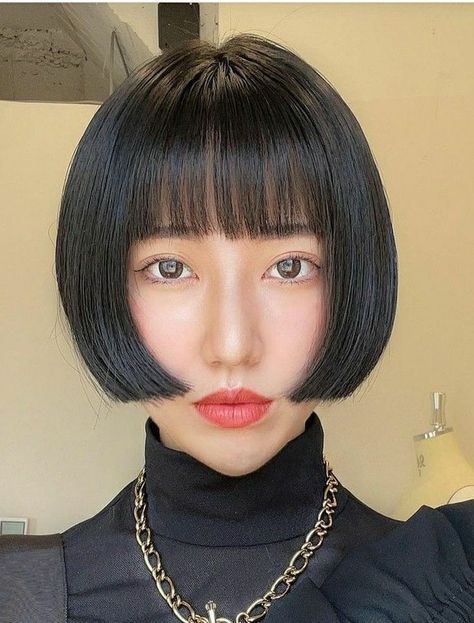 Square bob haircut is a bob that cut between the ears and just above the shoulder. Take a look through these inspiring pictures of popular square bob haircut and hairstyles. Square Bob Haircut, Really Short Bob, Square Bob, Pixies Haircut, Box Bob, Womens Bob Hairstyles, Classic Bob Haircut, Inspiring Pictures, Stylish Short Hair