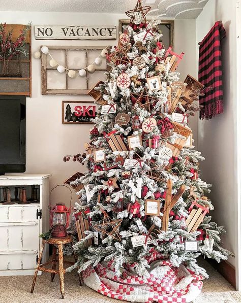 Styling a full Christmas tree Unique Christmas Tree Ideas, Southern Charm Decor, Full Christmas Tree, Christmas Open House, Fun Wreath, Unique Christmas Trees, Navidad Diy, Christmas Tree Ideas, Beautiful Christmas Trees