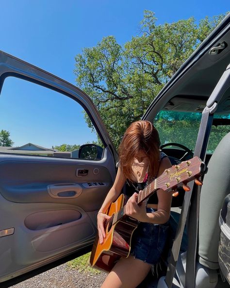 Redhead Playing Guitar, Ginger Playing Guitar, Redhead Singer Aesthetic, Alina Core, F1 Book, Cade Eaton, Willa Grant, Base Girl, Ginger Hair Girl