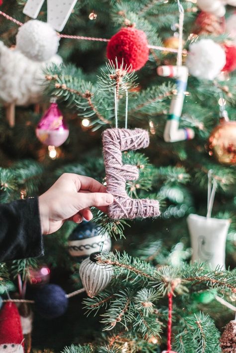 Easy Christmas Handicrafts for Kids Diy Christmas Ornaments Rustic, Yarn Letters, Letters Christmas, Christmas Diy Kids, Letter Ornaments, Diy Christmas Ornaments Easy, Ornaments For Christmas, Kids Christmas Ornaments, Christmas Tree Decorations Diy