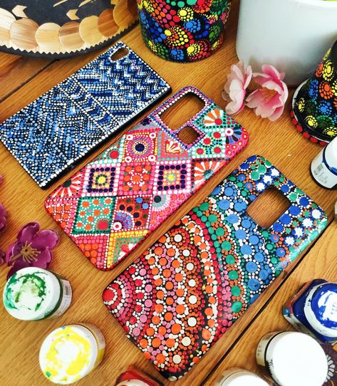 Mobile Back Cover Painting Ideas, Mandala Phone Case Design, Dot Mandala On Phone Cover, Dot Mandala Phone Case, Mandala Art On Phone Cover, Mandala Book Cover Design, Mobile Cover Design Phone Cases, Phone Cover Design Ideas, Phone Back Cover Painting Ideas