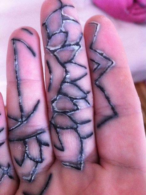 ouch! Side Of Finger Tattoo, Healed Finger Tattoos, Side Finger Tattoos, Palm Tattoo, Tattoo Healing, Tattoos Tiny, Thomas Hooper, Finger Tattoo Designs, Palm Tattoos