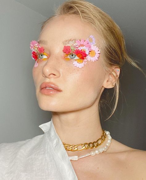 Fun Makeup Looks, Makeup Looks Creative, Fashion Editorial Makeup, Inspo Makeup, Flower Makeup, Fun Makeup, Face Art Makeup, Spring Photoshoot, Flower Photoshoot