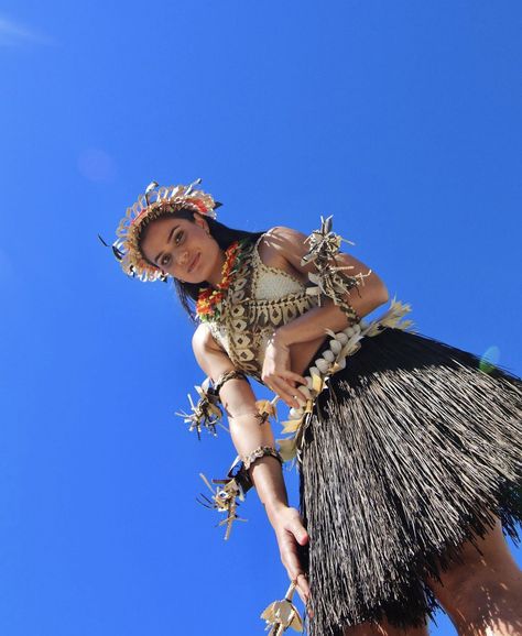 Kiribati 🇰🇮 Micronesia People, Kiribati People, Micronesian Culture, Tarawa Kiribati, Cultural Outfits, Ilmu Ekonomi, Facial Reconstruction, Boat Girl, Hula Skirt