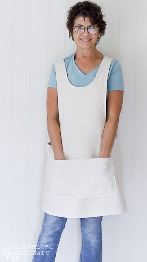 Today, I am sharing how to sew an apron. But not just any apron – this one is a back wrap style apron with a front pocket. And it’s so easy to sew! supplies list and shopping links: back wrap pattern drop cloth sewing machine serger (optional) iron pattern tracing material scissors and pinking shears (optional) thread apron patternEvery time I see one of these back-wrap or cross-back style aprons, I get excited about making one.I just hadn’t made the time to actua… Making Aprons Free Pattern, Wrap Apron Pattern Free, Aprons Diy Patterns, Apron Patterns Free, Sew An Apron, Easy Apron Pattern, Wrap Apron, Drop Cloth Projects, Apron Pattern Free