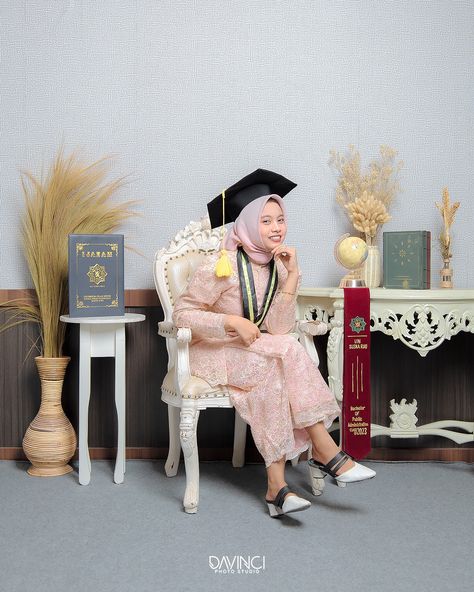 Di Davinci Photo Studio kamu bebas pilih background yang kamu suka besti.. Kita open booking graduation package untuk besti yang mau wisuda bareng Davinci Photo Studio! Make your perfect and beautiful graduation photos with Davinci Photo Studio! Mau foto wisuda yang cakep, keren, dan cantik? Davinci Photo Studio solusinya.. Come and make your perfect graduation now! Untuk info paket wa aja ya guys..jangan dm. Kunjungi : DAVINCI PHOTO STUDIO Jl. HR. Subrantas Komplek MTC (Giant) Ruko A22 Pa... Decor Studio, Graduation Photos, Photo Studio, Your Perfect, Make Your, Quick Saves