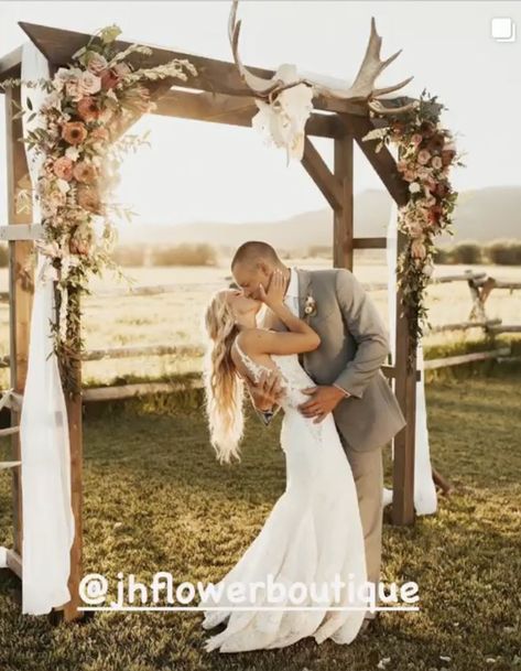 Classy Western Wedding, Ranch Wyoming, Diamond Cross Ranch, Wyoming Wedding, Country Western Wedding, Wyoming Weddings, Western Themed Wedding, Jackson Hole Wedding, Wedding Alters