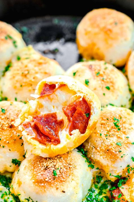 Easy Pizza Bites, Pizza Balls With Pizza Dough, Pizza Balls With Biscuits, Pepperoni Balls, Pilsbury Pizza Dough, Homemade Pizza Bites, Pizza Bites Recipe, Pepperoni Bites, Pizza Balls